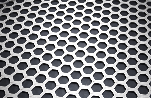 chapa metálica com furo hexagonal